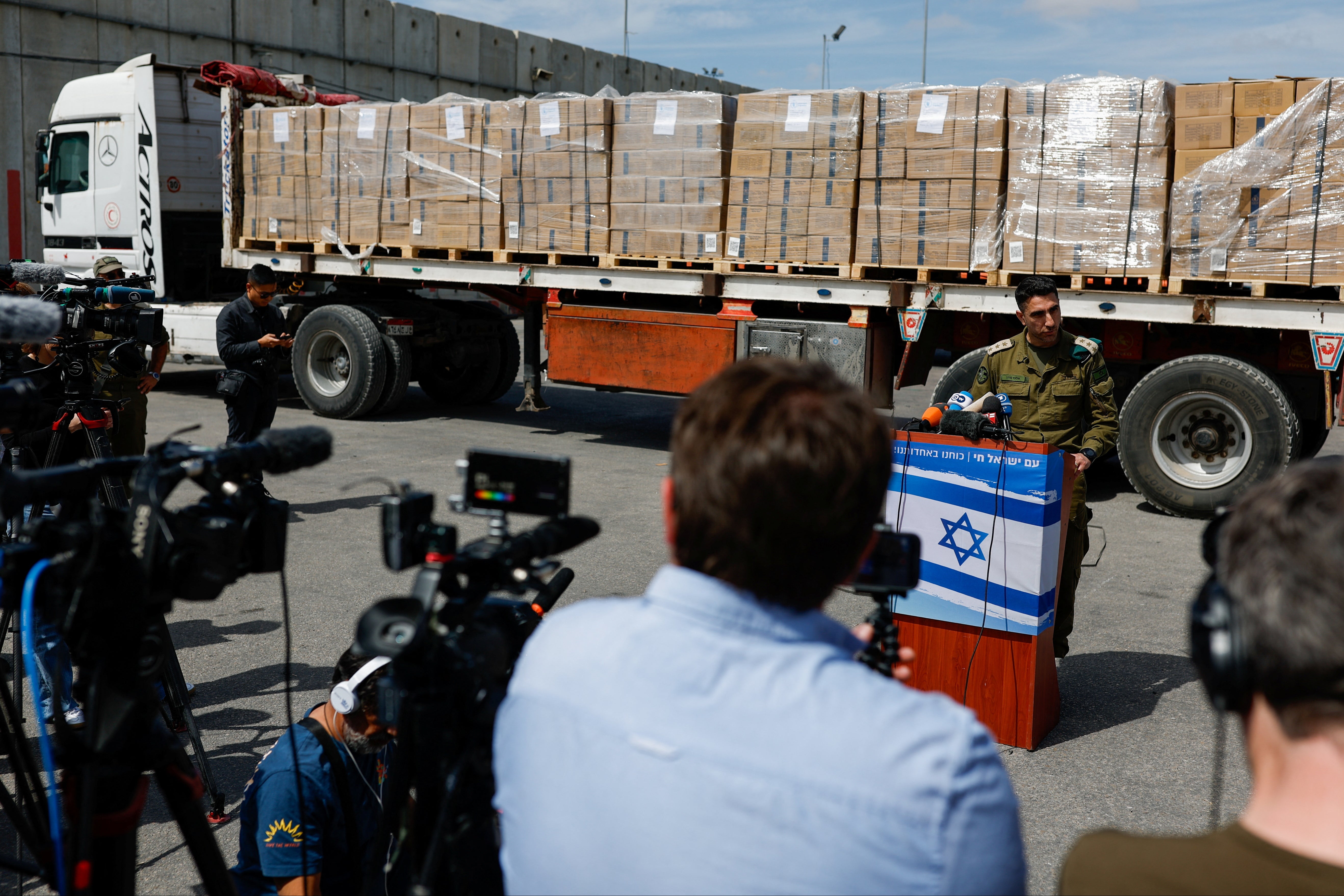 

<p>Head of Israel’s COGAT, Colonel Elad Goren, speaks from the Kerem Shalom crossing into Gaza</p>
<p>” height=”3515″ width=”5272″ layout=”responsive” i-amphtml-layout=”responsive”><i-amphtml-sizer slot=