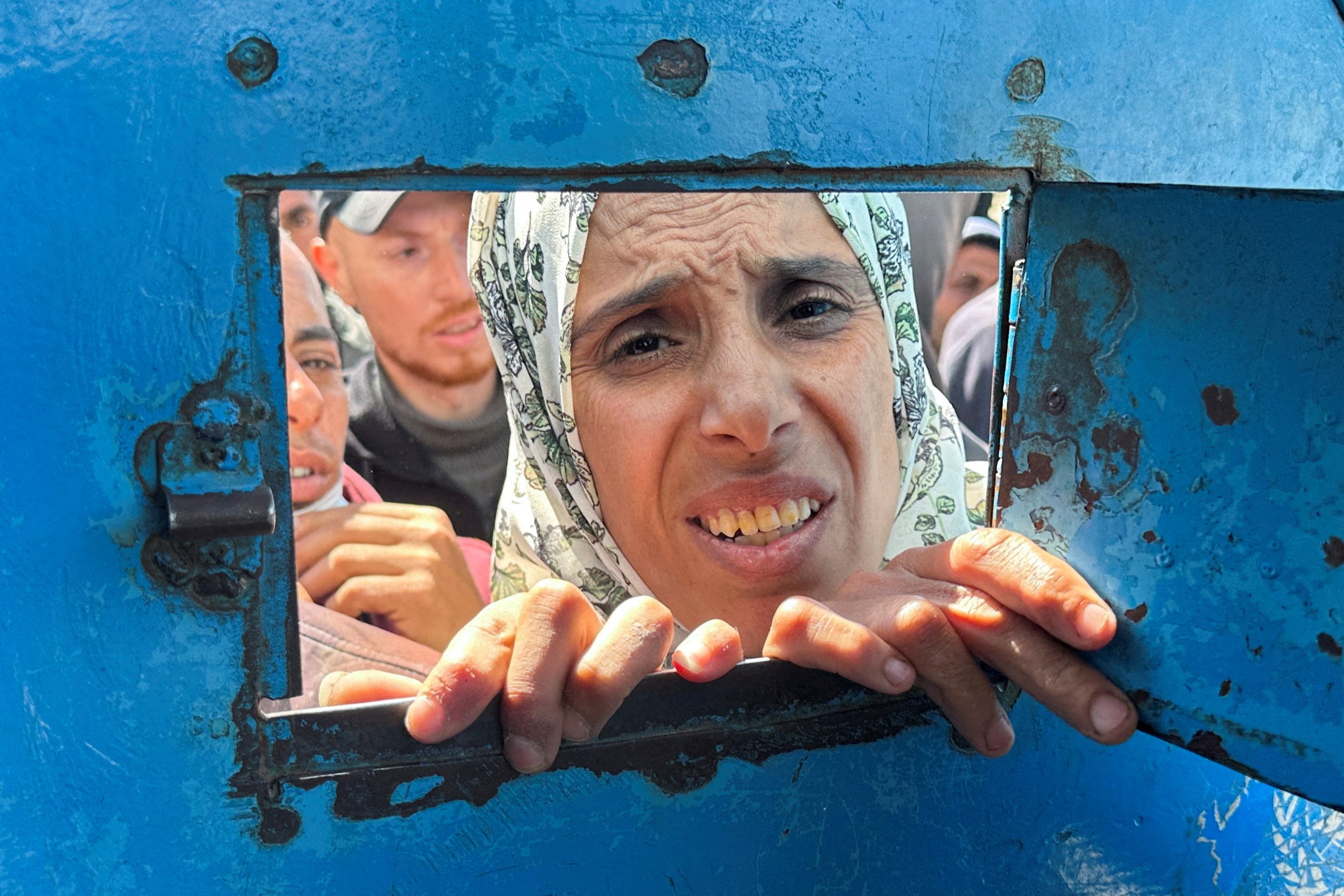 

<p>A Palestinian woman waits to receive aid from a UNRWA distribution in Rafah</p>
<p>” height=”1723″ width=”2584″ layout=”responsive” i-amphtml-layout=”responsive”><i-amphtml-sizer slot=
