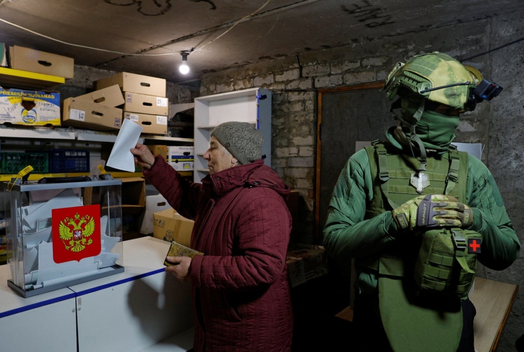 Putin’s party hit by cyberattack as armed Russian troops oversee voters in occupied Ukraine